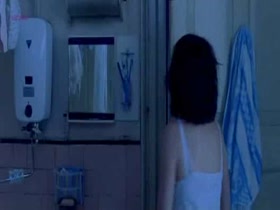 Anne Hathaway beach , hot scene in One Day 2