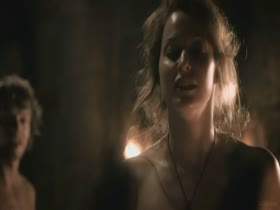 Esm Bianco & Alfie Allen in Game of Thrones S1E5  10