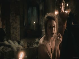 Esm Bianco & Alfie Allen in Game of Thrones S1E5  13