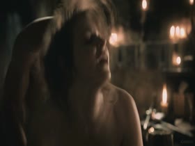 Esm Bianco & Alfie Allen in Game of Thrones S1E5  2