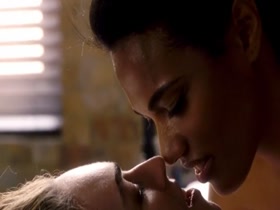 Freema Agyeman & Jamie Clayton in Sense8 S01E01 9