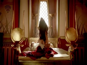 Sibylla Deen in Tut S01E01 (2015) 17