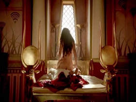 Sibylla Deen in Tut S01E01 (2015) 19