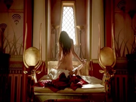 Sibylla Deen in Tut S01E01 (2015) 20