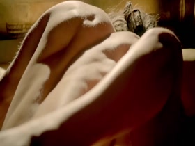 Sibylla Deen in Tut S01E01 (2015) 6