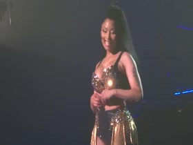 Nicki Minaj in Anaconda (Live) Paris, Zenith 4