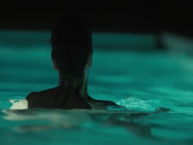 Melanie Lynskey Pool , Kissing in Hello I Must Be Going (2012) 11
