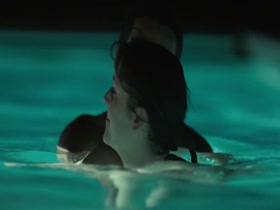 Melanie Lynskey Pool , Kissing in Hello I Must Be Going (2012) 5