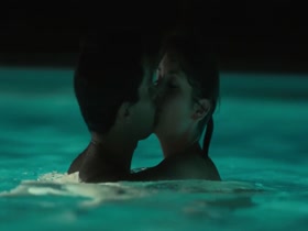 Melanie Lynskey Pool , Kissing in Hello I Must Be Going (2012) 8