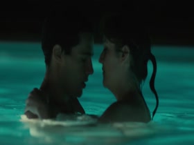 Melanie Lynskey Pool , Kissing in Hello I Must Be Going (2012) 9