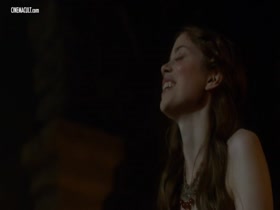Emilia Clarke & Rose Leslie in Game of Thrones 7