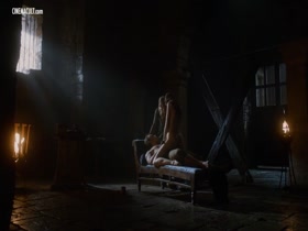 Emilia Clarke & Rose Leslie in Game of Thrones 8