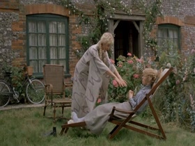 Amanda Donohoe, Sammi Davis in The Rainbow (1989) 10