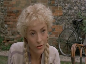 Amanda Donohoe, Sammi Davis in The Rainbow (1989) 5