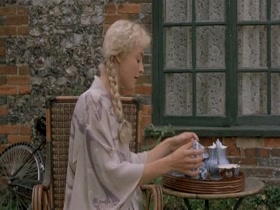 Amanda Donohoe, Sammi Davis in The Rainbow (1989) 6