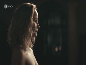 Sonja Gerhardt, Emilia Schüle, Claudia Michelsen in Ku'damm 56 (2016) 10