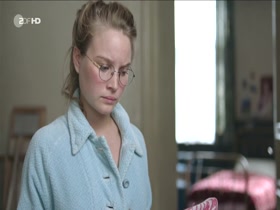 Sonja Gerhardt, Emilia Schüle, Claudia Michelsen in Ku'damm 56 (2016) 4
