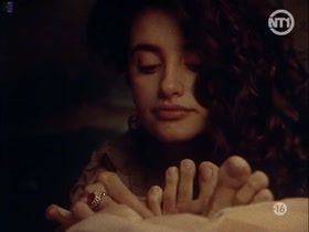 Penelope Cruz in Serie rose.Elle et lui (1991) 14