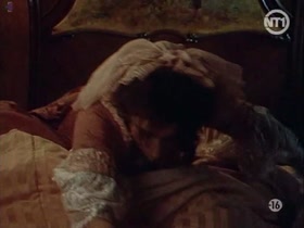 Penelope Cruz in Serie rose.Elle et lui (1991) 18