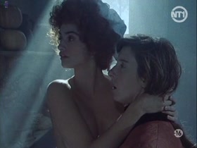 Penelope Cruz in Serie rose.Elle et lui (1991) 7