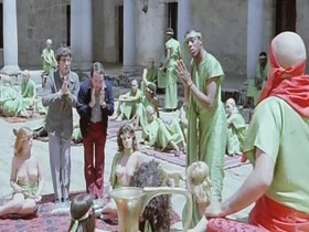 Lucia Peralta in La Lola nos lleva al huerto (1984) 4