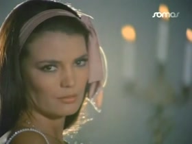 Maria Jose Cantudo in Piernas cruzadas (1984) 12