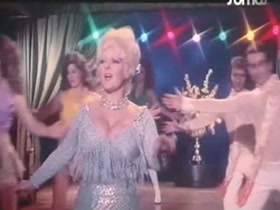Barbara Rey in Virilidad a la española (1977) 17