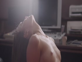 Deca na sonceto nude scenes (2014) 15