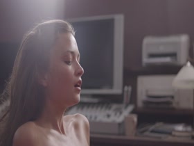 Deca na sonceto nude scenes (2014) 19