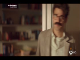 Melanie Olivares in La embajada S01E01 10