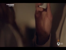Melanie Olivares in La embajada S01E01 12
