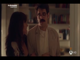 Melanie Olivares in La embajada S01E01 13