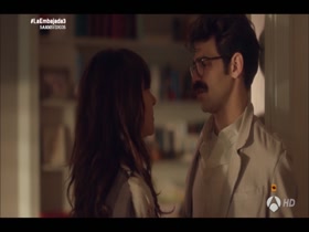Melanie Olivares in La embajada S01E01 14