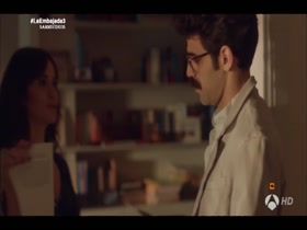 Melanie Olivares in La embajada S01E01 2