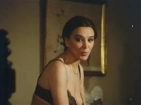 Esperanza Roy in A la palida luz de la luna (1985) 8
