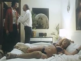 Mabel Escaño in El poderoso influjo de la luna (1980) 9