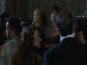 Halle Berry , Anne-Marie Johnson in Strictly Business 11