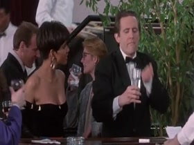 Halle Berry , Anne-Marie Johnson in Strictly Business 6