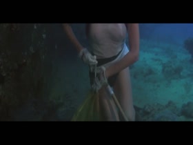 Jacqueline Bisset nipslip , hot scene in The Deep 19