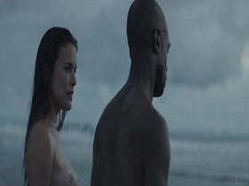 Adriana Ugarte Interracial , Kissing In Palmeras en la nieve (2015) 17