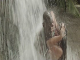 Adriana Ugarte Interracial , Kissing In Palmeras en la nieve (2015) 4