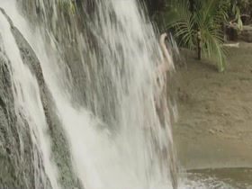 Adriana Ugarte Interracial , Kissing In Palmeras en la nieve (2015) 5