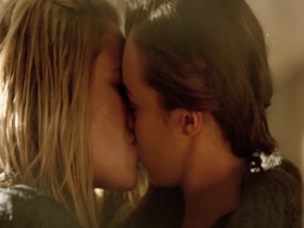 Eliza Taylor & Alycia Debnam-Carey Lesbian in The 100 10