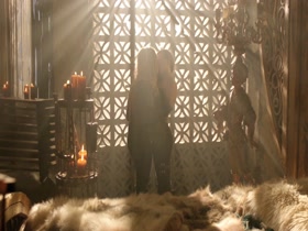 Eliza Taylor & Alycia Debnam-Carey Lesbian in The 100 12