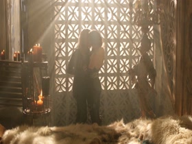 Eliza Taylor & Alycia Debnam-Carey Lesbian in The 100 13