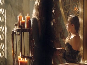 Eliza Taylor & Alycia Debnam-Carey Lesbian in The 100 17