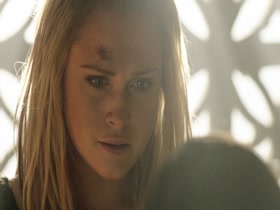 Eliza Taylor & Alycia Debnam-Carey Lesbian in The 100 19