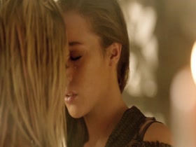 Eliza Taylor & Alycia Debnam-Carey Lesbian in The 100 4