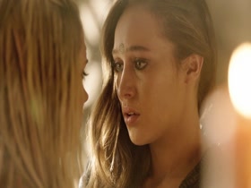 Eliza Taylor & Alycia Debnam-Carey Lesbian in The 100 5