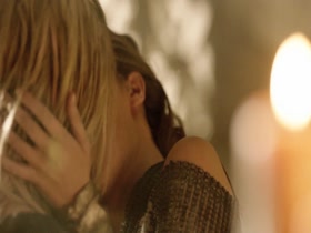 Eliza Taylor & Alycia Debnam-Carey Lesbian in The 100 8